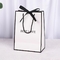 140gsm تباين اللون الأسود ورقة هدية حقيبة بيضاء مع مقبض متعرجة